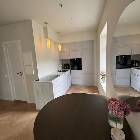 Stroken Og Aerverdig Bygardsleilighet Ved Domkirke Apartman