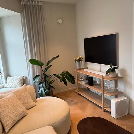 Stroken Og Aerverdig Bygardsleilighet Ved Domkirke Apartman